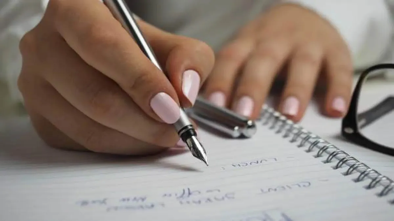 Escribir a mano produce una serie de actividades mentales que involucran a la memoria