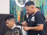 Alumnos de un curso de barbería realizan cortes de pelo gratis.