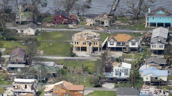 el huracan laura deja seis muertos y graves danos el huracan laura deja seis muertos y graves danos
