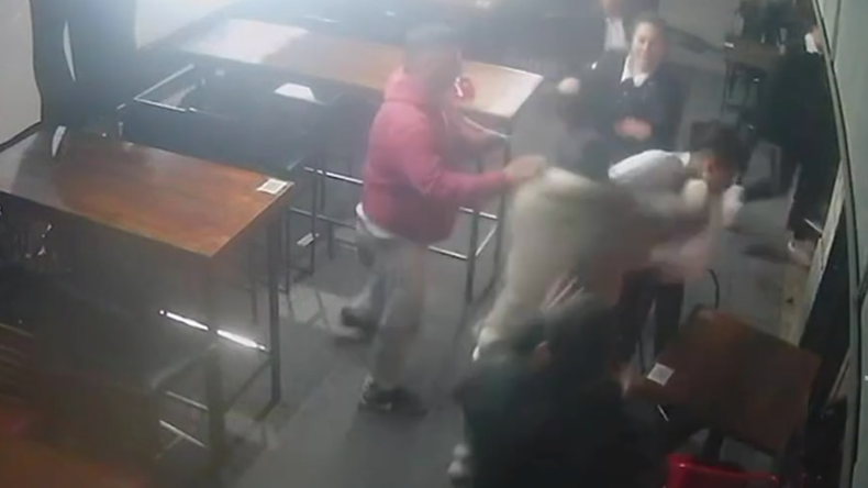 Se querían ir sin pagar de una cervecería y golpearon brutalmente a las mozas: el impactante video