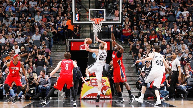 Manu anotó 20 puntos e hizo una jugada de lujo definiendo en bandeja.