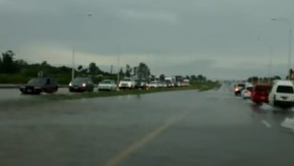 Un vendaval convirtió la ruta en una pileta