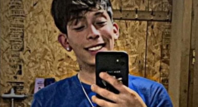 Gonzalo Carrillo, el joven futbolista de Comodoro Rivadavia que se perdió en un río de Chile. Gonzalo Carrillo, el joven futbolista de Comodoro Rivadavia que se perdió en un río de Chile.