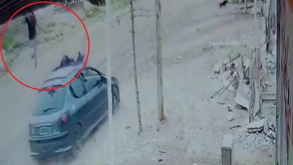 Impactante: atropelló a un hombre y su pequeño hijo y se dio a la fuga