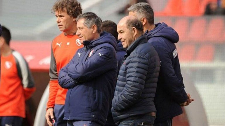 En Independiente, los ídolos se pelean por Holan