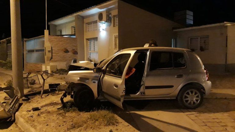 Adolescente de 16 años aprovechó que no estaba su mamá y le sacó el auto: lo destruyó