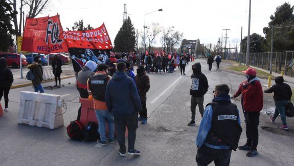 Organizaciones sociales siguen con el corte en los puentes carreteros