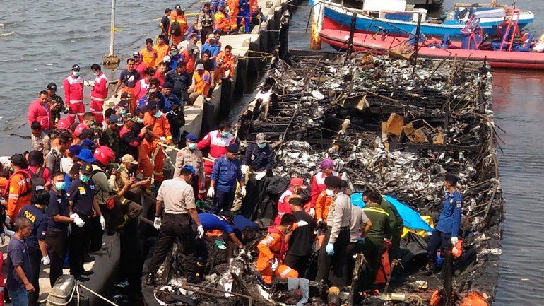 En el barco viajaban 230 personas. Todavía hay muchos desaparecidos.