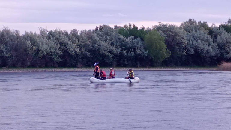 La urgente búsqueda se desarrolla en el río Neuquén. Este martes intervienen los buzos tácticos.