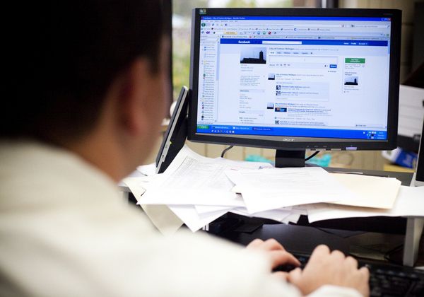 Facebook sale a la caza de LinkedIn