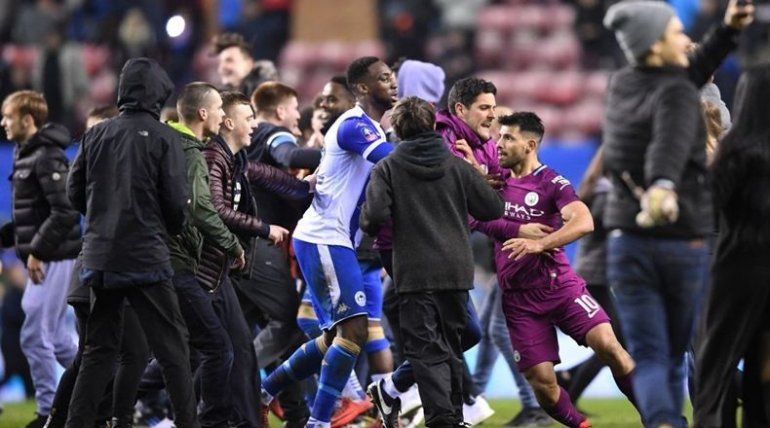 No sólo pasa acá: El Kun Agüero a las piñas con un hincha