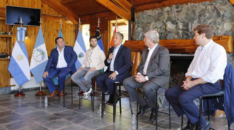 Rolando Figueroa en la cumbre de gobernadores patagónicos.