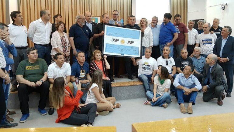 Malvinas, impresas en colectivos y taxis