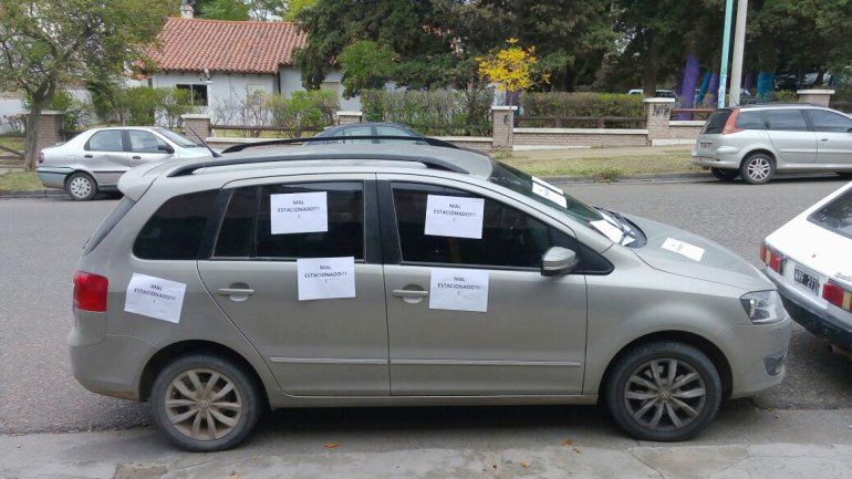 Una vecina estacionó su Surán en la puerta de un garage de calle Yrigoyen al 650.