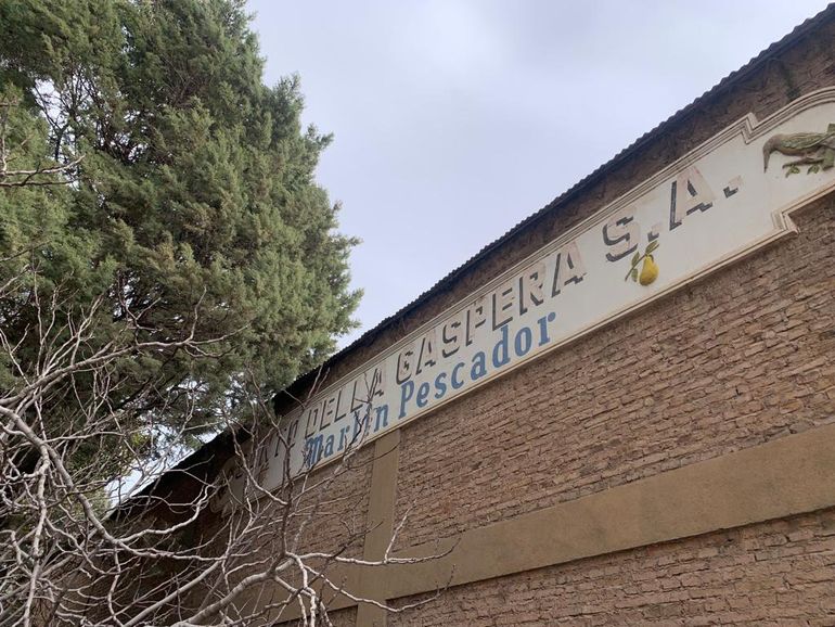 El galón Martín Pescador de la familia Della Gáspera supo ser un emblema de la fruticultura. La familia sigue en la actividad, vendiendo peras y manzanas al mercado interno.