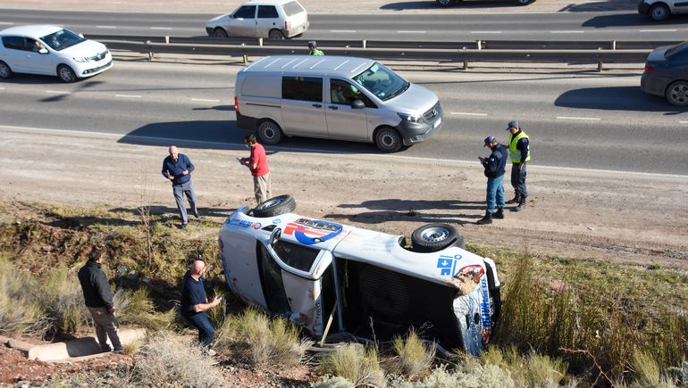 Transportista perdió el control y volcó su camioneta de trabajo