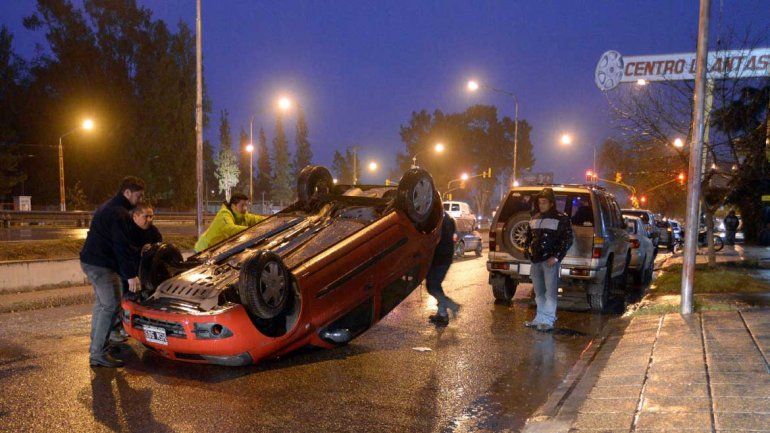 El auto terminó volcado sobre la colectora de la Ruta 22.