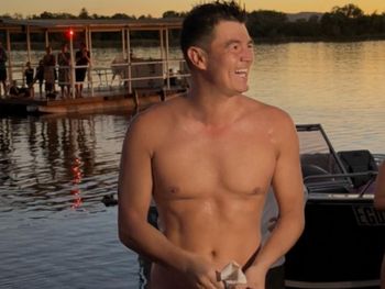 Andy Donaldson, feliz tras nadar durante kilómetros en un río lleno de cocodrilos. Andy Donaldson, feliz tras nadar durante kilómetros en un río lleno de cocodrilos.