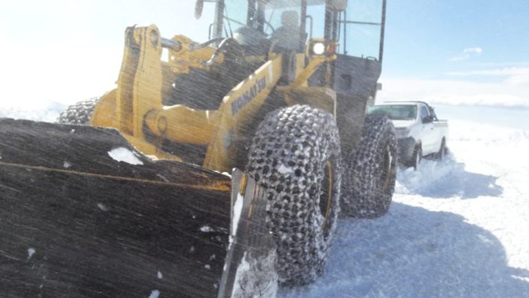 Primeros Pinos: Vialidad debió rescatar camionetas varadas por la nieve
