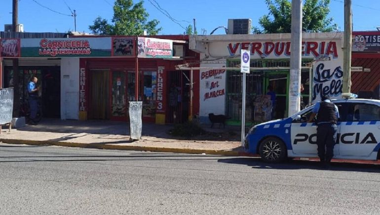 Ladrones rompieron la puerta de una carnicería en Centenario y la saquearon