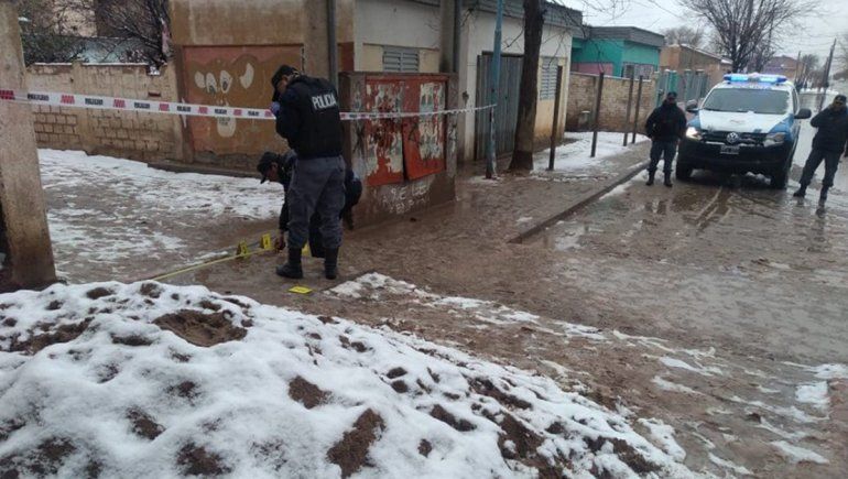 Un policía fue baleado con una tumbera en Cutral Co