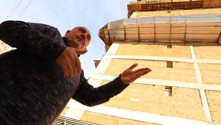 Basta de tormento: la súplica de un peluquero que sufre un calvario por la construcción de un edificio