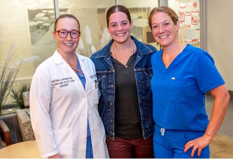 Ashley Piccirilli, junto al equipo médico que le salvó la vida tras quedar sepultada en la obra en la que trabajaba. Ashley Piccirilli, junto al equipo médico que le salvó la vida tras quedar sepultada en la obra en la que trabajaba.