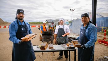 El equipo de JS SAS en el campamento del VMOS en Chelforó. El equipo de JS SAS en el campamento del VMOS en Chelforó.