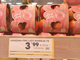 Manzanas en las góndolas de Madrid, con precios por encima de los 5 euros el kilo. Manzanas en las góndolas de Madrid, con precios por encima de los 5 euros el kilo.