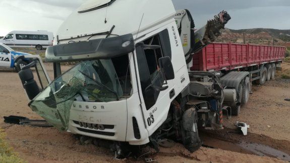 Un camión rompió un neumático y protagonizó un impresionante vuelco cerca de Rincón