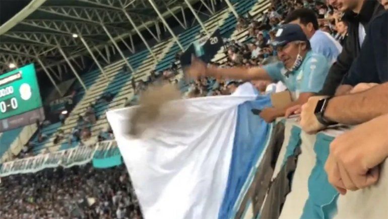 El momento en que un hombre tiró las cenizas de un fallecido en pleno partido