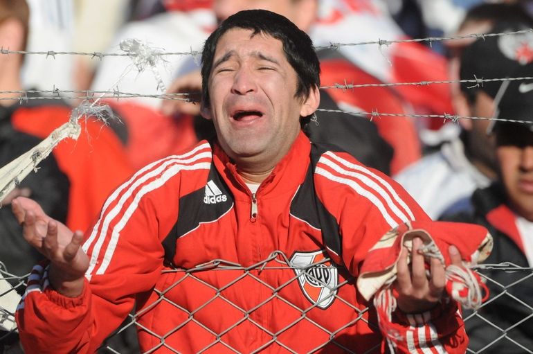 Uno de los hinchas cuya imagen se popularizó por la tristeza del descenso de River en 2011. 