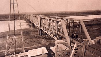 Puente ferroviario y servicio de balsa foto archivo digital cipolletti.jpg