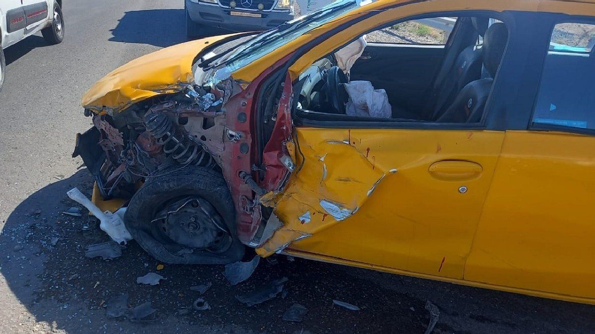 Fuerte choque entre un taxi y un camión en la ex Autovía Norte