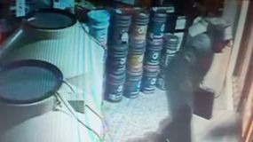 Video: a pocas cuadras de una comisaría, roban una ferretería