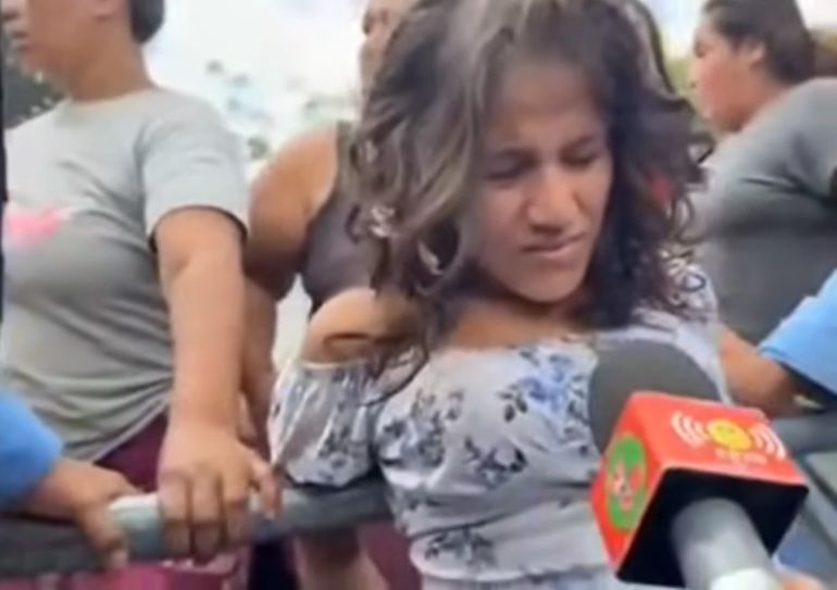 La mujer que intentó cometer el secuestro del niño fue trasladada por la Policía en medio de insultos. La mujer que intentó cometer el secuestro del niño fue trasladada por la Policía en medio de insultos.