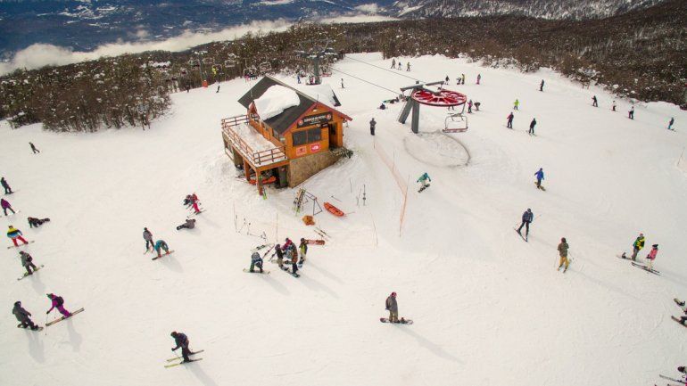 Los esquiadores disfrutan del buen tiempo y la nieve en la cima del cerro Chapelco. La temporada había arrancado con dudas pero todo se corrigió.