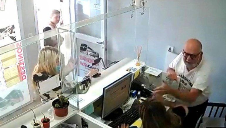 Schulman golpeó a una empleada de la terminal