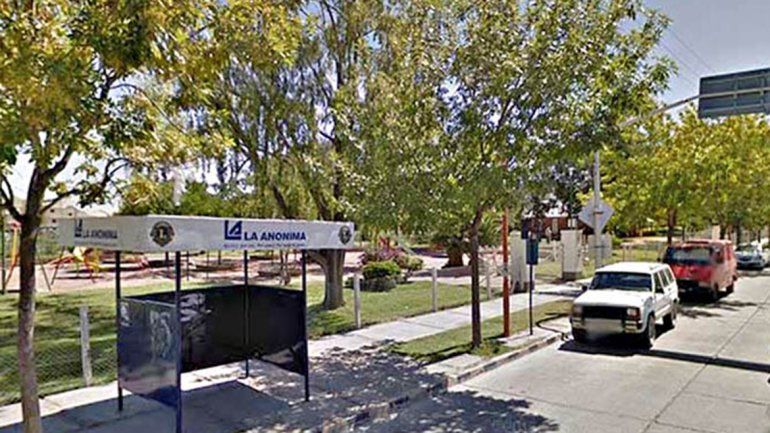 A punta de revólver, le robaron la cartera a una joven orense