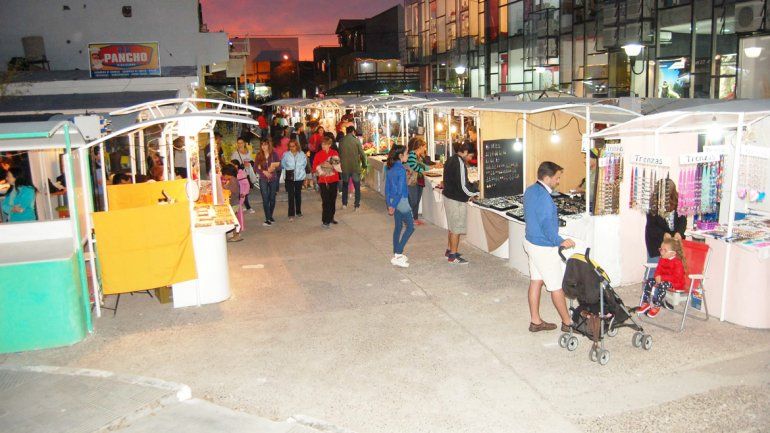 Los primeros que abandonaron sus puestos en la feria fueron los artesanos que provienen de otros lugares.&nbsp;