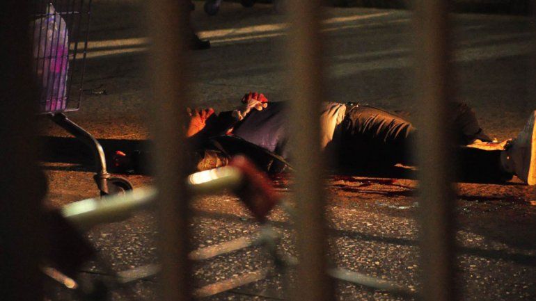 El supuesto engañado lo mató en la playa de estacionamiento de un súper.