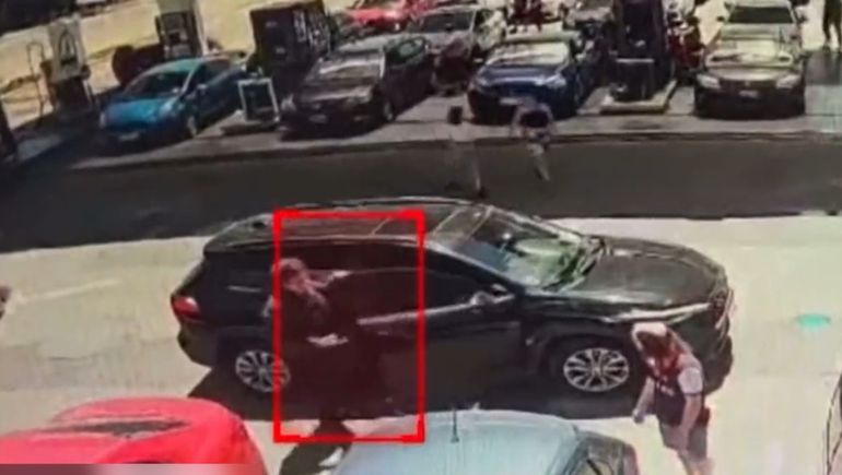 Javier Milei quedó expuesto por su falso acto al cargar nafta en la estación de servicio.