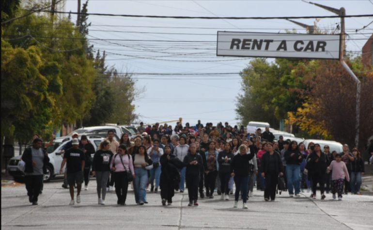 Padres de la Primaria N°21 de Trelew, por la calle Rivadavia rumbo a la Municipalidad para exigir respuestas: un grupo fue recibido por el intendente Gerardo Merino. Padres de la Primaria N°21 de Trelew, por la calle Rivadavia rumbo a la Municipalidad para exigir respuestas: un grupo fue recibido por el intendente Gerardo Merino. 