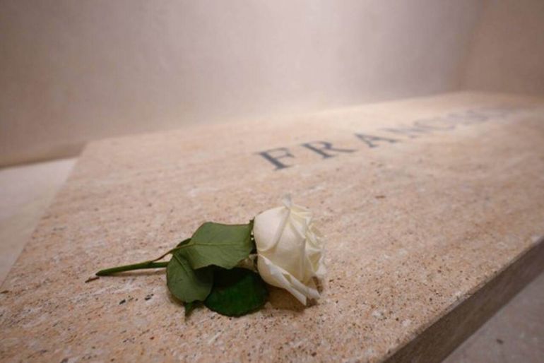 Una rosa blanca reposa sobre la tumba del papa Francisco. Una rosa blanca reposa sobre la tumba del papa Francisco.