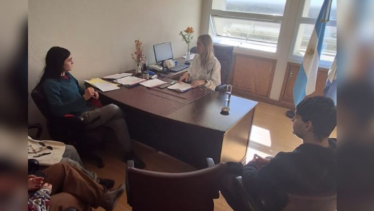 Estudiantes reunidos con Mercedés Tulián, diputada de Nuevo Compromiso Neuquino. Estudiantes reunidos con Mercedés Tulián, diputada de Nuevo Compromiso Neuquino. 