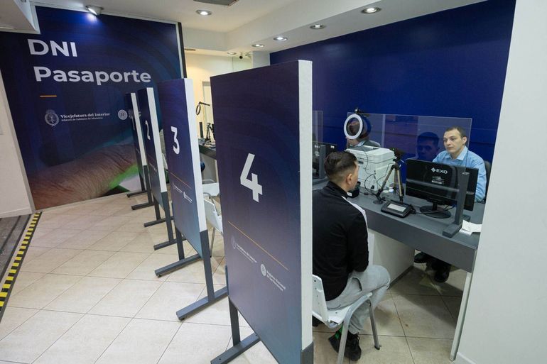 Renaper desplegó un operativo en Aeroparque, Ezeiza y la terminal de Buquebus, para revisar o reimprimir los pasaportes afectados. Renaper desplegó un operativo en Aeroparque, Ezeiza y la terminal de Buquebus, para revisar o reimprimir los pasaportes afectados.