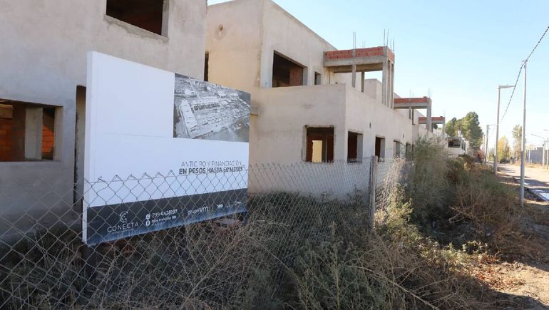 Quedó abandonado el desarrollo inmobiliario en una de las etapas de Vivo Confluencia. Quedó abandonado el desarrollo inmobiliario en una de las etapas de Vivo Confluencia.