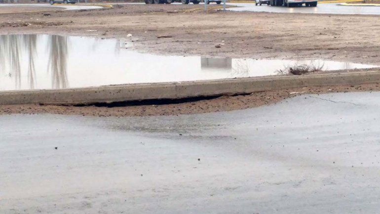La lluvia le pasó factura al asfalto del tercer puente