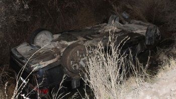 centenario: casi los chocan de frente, lo esquivaron y volcaron en el canal con un coupe