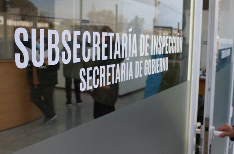 En solidaridad con el taxista que denuncio discriminación, sus colegas se movilizaron hacia la subsecretaría de Inspección, que dirige melina Cuello. En solidaridad con el taxista que denuncio discriminación, sus colegas se movilizaron hacia la subsecretaría de Inspección, que dirige melina Cuello.